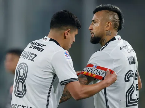 La particular jineta de capitán que lleva Arturo Vidal en Colo Colo