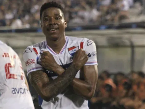 Clarke debutó en Paraguay con un gol increíble