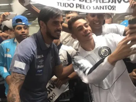 Bryan Ruiz fue recibido como héroe en Santos