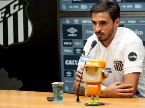 Bryan Ruiz llega y se queda sin técnico en Santos