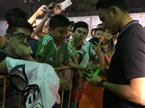 Keylor regaló autógrafos a su salida y se viralizó un meme