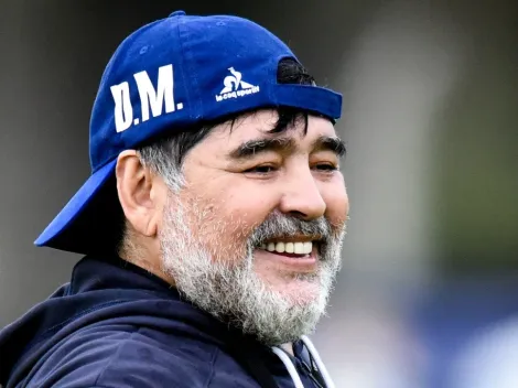 Maradona emociona a todos los olimpistas posando con la camiseta del equipo