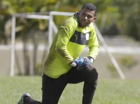 Arquero que pertenece a Olimpia vende bananos para sobrevivir