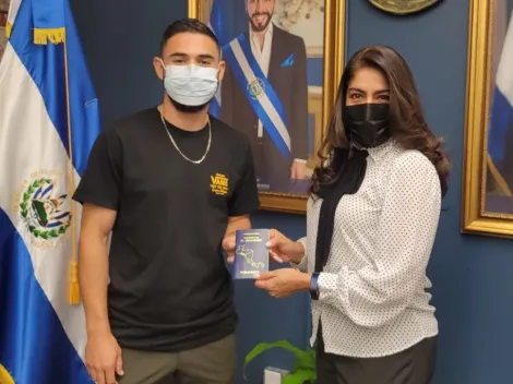 Alex Roldán recibe su pasaporte salvadoreño