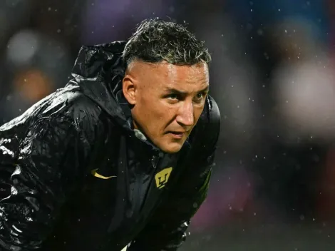 Keylor Navas le marca la cancha a uno de sus compañeros