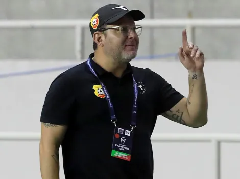 Jafet Soto avanza para cerrar a un futbolista de La Sele