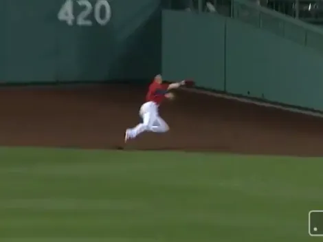 Video: Espectacular atrapada de Kiké Hernández en los jardines del Fenway Park