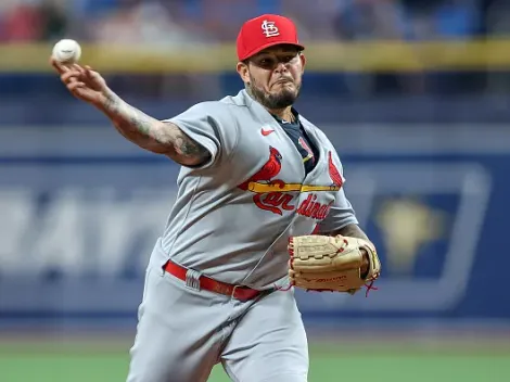 Video: Yadier Molina se sube de nuevo a lanzar y consigue su primer ponche en la MLB 