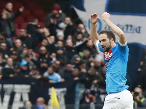 Aficionados del Napoli queman camisetas de Higuaín