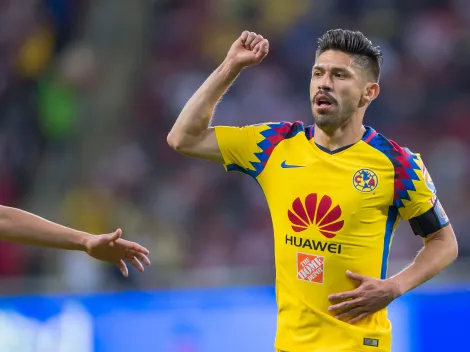 Raúl Jiménez felicita a Oribe por su gol en el Clásico