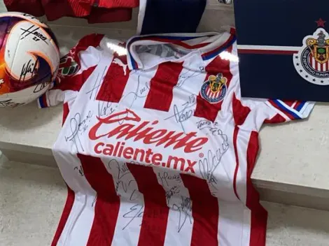 Zaldívar rifa kit autografiado de Chivas para apoyar a brigadistas