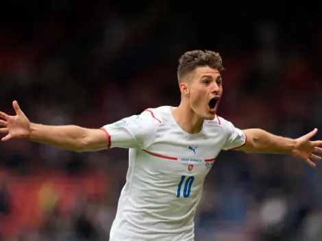 Video: Patrick Schick se avienta golazo desde la media cancha ante Escocia