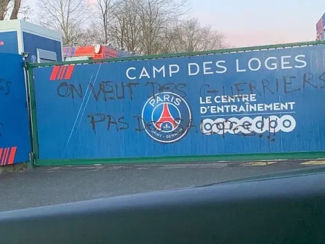 Instalaciones del PSG son grafiteadas con protestas de sus aficionados