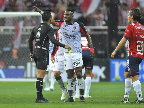 ¡Así NO se festeja! Aficionados de Chivas agredieron a Julian Quiñones