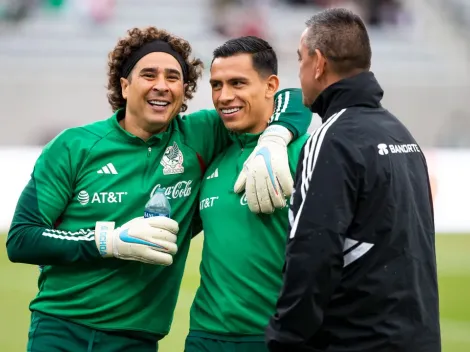 Memo Ochoa sorprende a Luis Malagón con un golazo de tiro libre