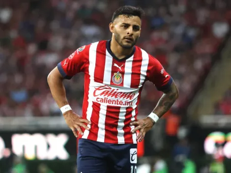 Afición de Chivas pide la salida de Alexis Vega y Chicote Calderón