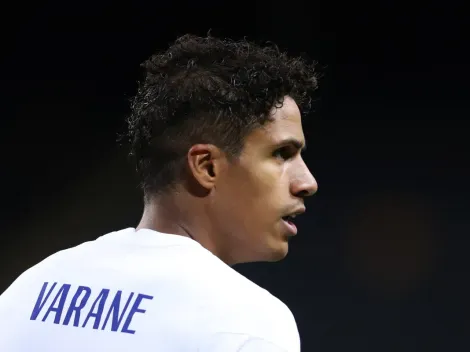 Tigres no va por Raphael Varane; busca a futbolista de Chivas