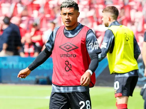 Julián Araujo vive su primer partido como titular en la Premier League