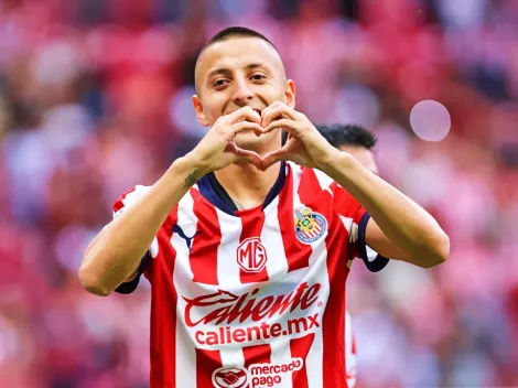 El Piojo Alvarado asegura su futuro en Chivas con jugoso contrato