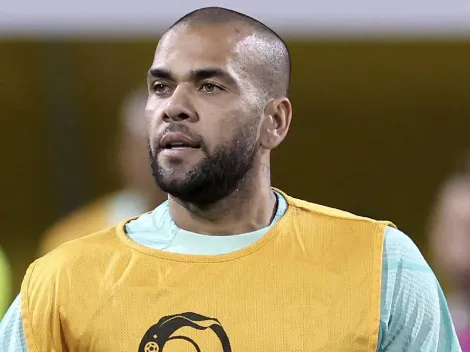 Dani Alves es CAPTADO jugando un partido de futbol con el jersey de... ¿Pumas?