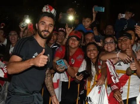 Los hinchas de River prenden velas por Scocco