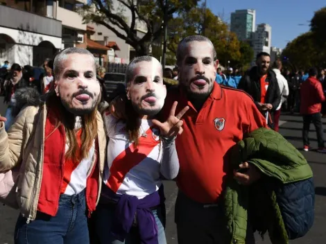 La policía le hizo contravenciones a los hinchas por usar caretas de Benedetto