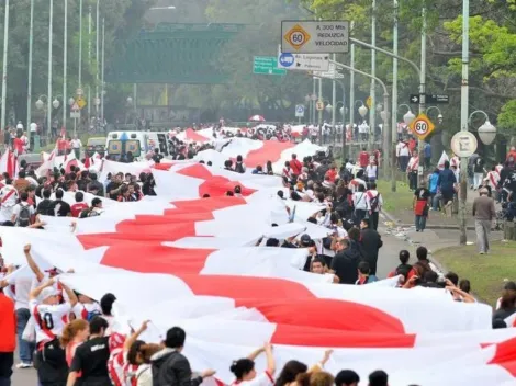 Los hinchas celebran el 10° aniversario de La Bandera Más Larga del Mundo