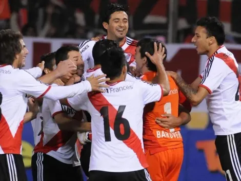 Debutó en Boca y ostenta una increíble colección de camisetas de River