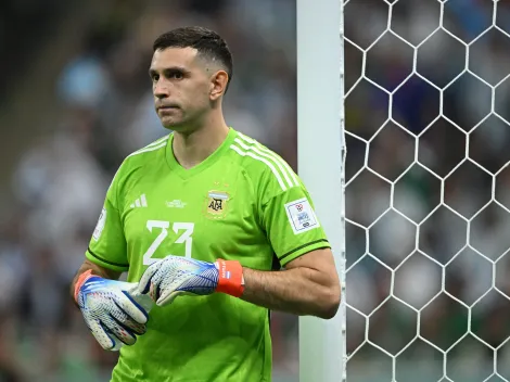 Celeste y blanco: el llamativo look del “Dibu” Martínez en la previa del partido contra Australia