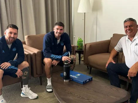 Todo sigue igual: el ritual de “Chiqui” Tapia con dos figuras de la Selección antes de la final del Mundial