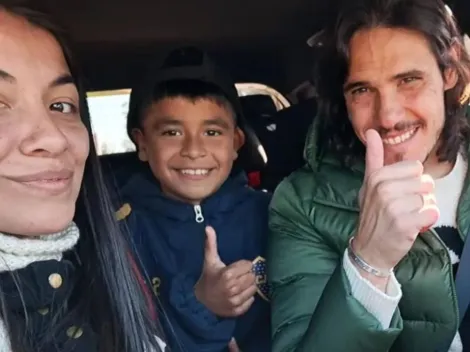 Cavani llevó a una madre y a su hijo a tomar el colectivo: la historia detrás de un momento inolvidable