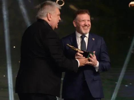 Sorpresa total: el presidente de CONMEBOL recibió un Martín Fierro, ¡por la final entre Boca y Fluminense!