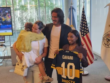Cavani apareció junto a Simone Biles y le regaló una camiseta de Boca