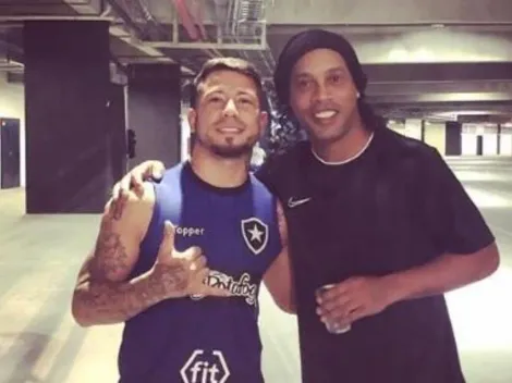 Leo Valencia cumple su sueño y se saca una foto con Ronaldinho Gaúcho