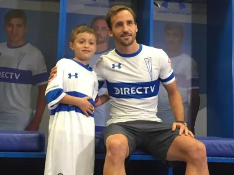 Pequeño hincha de la UC recibe de regalo la camiseta del Chapa Fuenzalida