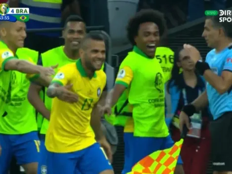 Dani Alves pone el cuarto de Brasil y sigue hundiendo a Perú