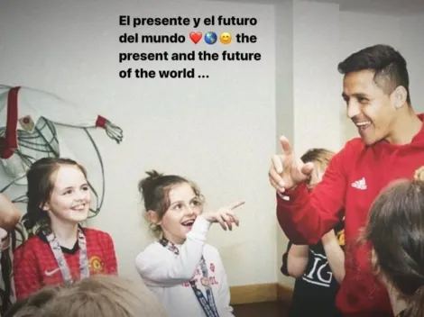 Un Alexis feliz junto a los niños de la Fundación Manchester United