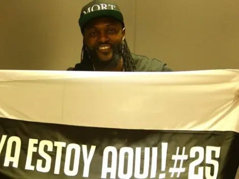 Adebayor desata la locura en su llegada a Paraguay