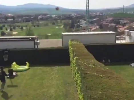 Vecinos y compañeros en Osasuna juegan tenis-fútbol en la cuarentena