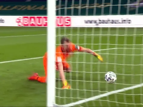 Blooper: arquero del Bayer le regala el tercer gol al Bayern