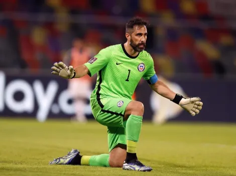 Carlos Trucco le hace un queque gigante a Claudio Bravo