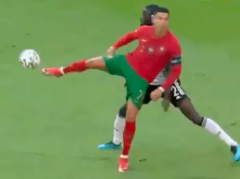 Video: CR7 da la vuelta al mundo con burla y taco sin mirar