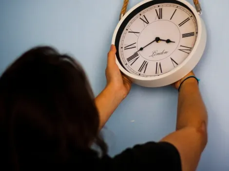 ¿Cuándo se cambia la hora y se debe adelantar o atrasar el reloj?