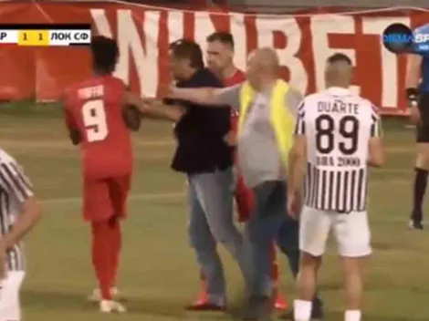 Insólito: dueño del club invade la cancha para cambiar al pateador