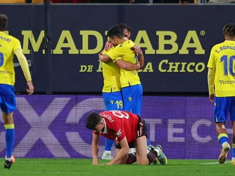 Tomás Alarcón marca un golazo contra Manchester United