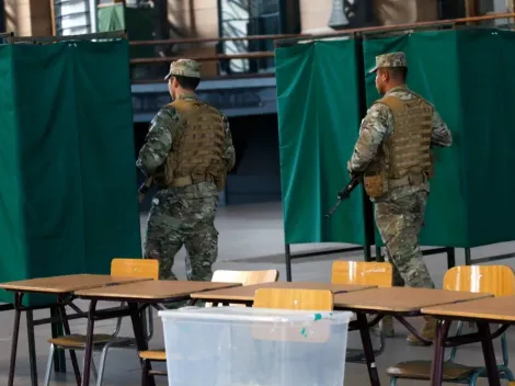 Mujer es detenida por intentar quitarle fusil a militar en local de votación