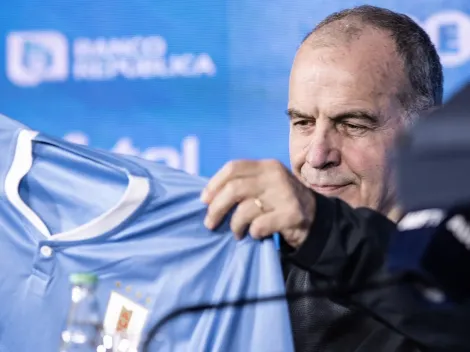 Bielsa se enamora de Uruguay por un viaje en micro