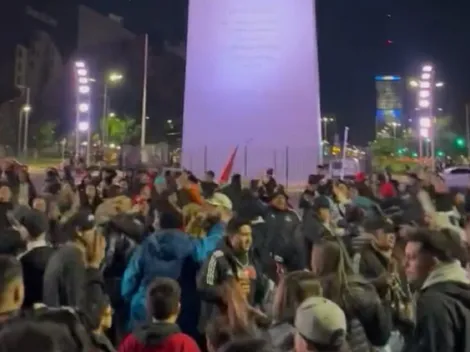 Hinchas albos repletan el Obelisco previo al duelo contra Boca