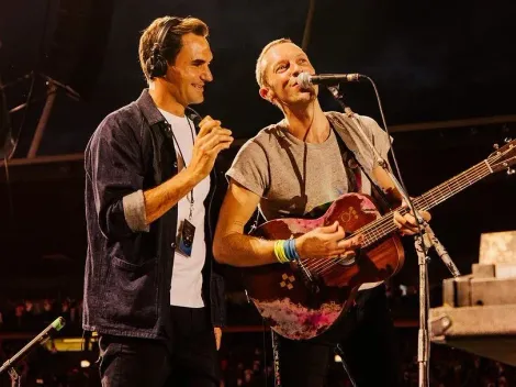 Roger Federer sube a cantar en concierto de Coldplay y lo pasa chancho