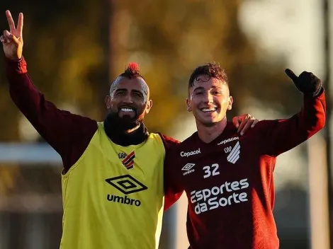 Vidal feliz junto a Luciano Arriagada en Paranaense: "Con mi niño"
